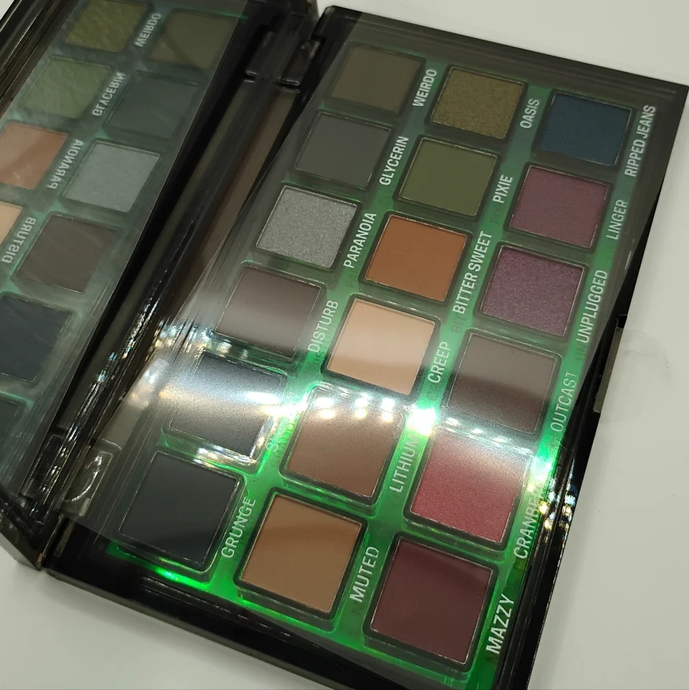 CITY COLOR GRUNGE 18 Color Eyeshadow Palette With Mirror & Holographic Case